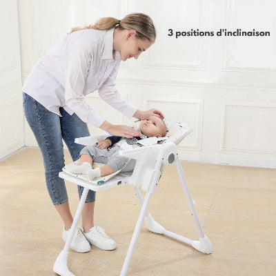 Chaise haute bébé évolutive blanche avec 3 positions d’inclinaison, bébé allongé confortablement pendant que maman ajuste le siège, idéale comme chaise pour bébé manger et se reposer.