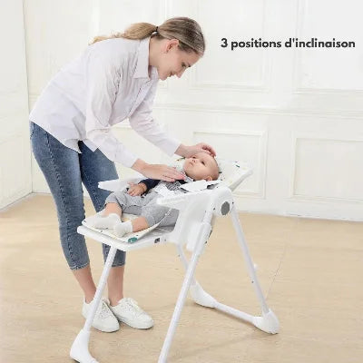 Chaise haute bébé évolutive blanche avec 3 positions d’inclinaison, bébé allongé confortablement pendant que maman ajuste le siège, idéale comme chaise pour bébé manger et se reposer.