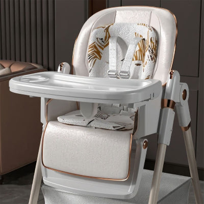 Gros plan sur chaise haute bébé évolutive blanche avec assise rembourrée et plateau double, chaise haute bébé design pour repas en sécurité.