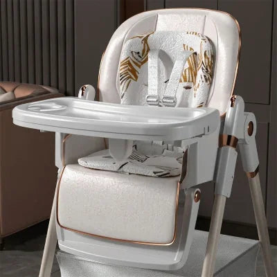 Gros plan sur chaise haute bébé évolutive blanche avec assise rembourrée et plateau double, chaise haute bébé design pour repas en sécurité.