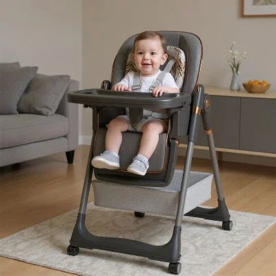 Bébé confortablement installé dans une chaise haute bébé évolutive grise avec harnais de sécurité, plateau repas réglable et design moderne, idéale comme chaise repas enfant et chaise pour bébé table.
