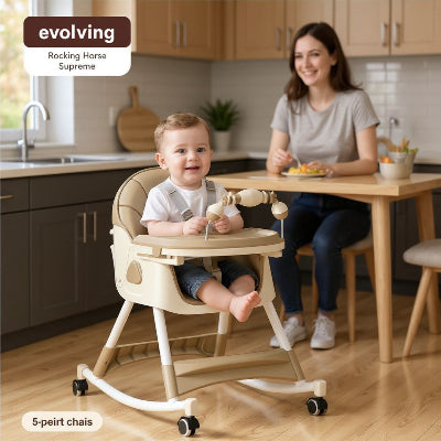 Chaise haute bébé évolutive grise avec bébé allongé confortablement, parents assis à côté, illustrant la fonction balancelle et le confort de la meilleure chaise haute bébé.