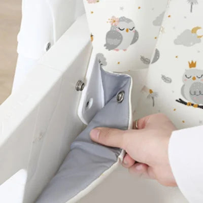 Zoom sur la housse amovible d’une chaise haute bébé évolutive, facile à nettoyer et adaptée pour un usage quotidien.