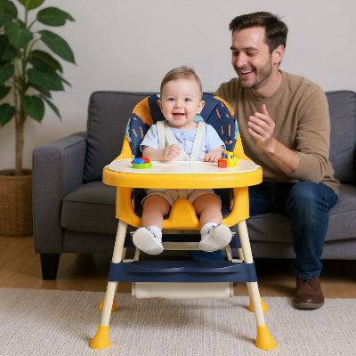 Bébé souriant installé dans une chaise bébé haute évolutive coloris jaune et bleu, sécurisé par une ceinture 5 points, partageant un repas en toute sérénité avec ses parents.