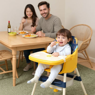 Bébé installé dans une chaise haute évolutive jaune et bleu pendant un repas en famille, chaise haute pas cher bébé pratique pour partager la table avec papa et maman.