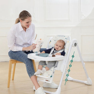 Chaise haute bébé 3 en 1 avec réglage en hauteur, plateau repas et dossier confortable, bébé assis et maman joue à côté.