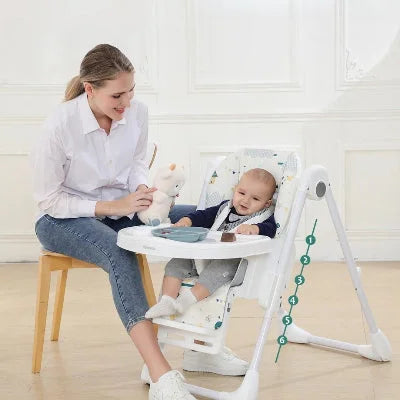Chaise haute bébé 3 en 1 avec réglage en hauteur, plateau repas et dossier confortable, bébé assis et maman joue à côté.