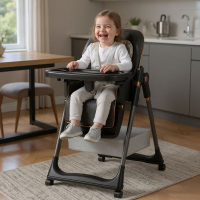 Petite fille souriante assise dans une chaise haute bébé évolutive noire avec plateau repas, meilleure chaise haute évolutive réglable en hauteur.