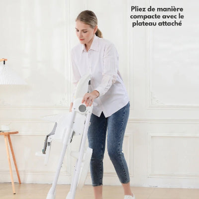 Chaise haute bébé évolutive pliable, maman replie facilement la chaise avec le plateau attaché, solution gain de place pratique pour un usage quotidien.