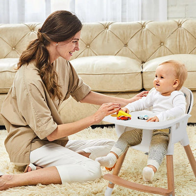 Chaise haute bébé bois convertible en chaise basse pour activités ludiques, idéale pour les moments de complicité avec maman à la maison.