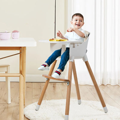 Chaise haute bois enfant évolutive, utilisée pour les jeux éducatifs et créatifs, sécurisée par un harnais 5 points et un plateau ergonomique.