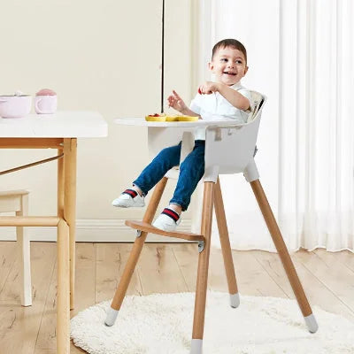Chaise haute bois enfant évolutive, utilisée pour les jeux éducatifs et créatifs, sécurisée par un harnais 5 points et un plateau ergonomique.