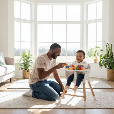 Chaise haute bois enfant évolutive utilisée comme chaise de jeu, parfaite pour dessiner ou jouer en toute stabilité grâce aux pieds antidérapants.