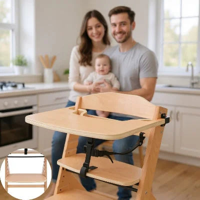 Chaise évolutive en bois clair placée dans une cuisine familiale, bébé avec ses parents en arrière-plan, chaise bébé en bois sécurisée avec harnais et plateau.