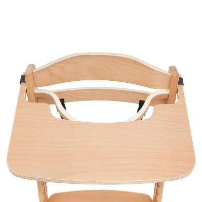 Vue de dessus d’une chaise haute en bois bébé, design ergonomique avec plateau amovible et barrière de sécurité.