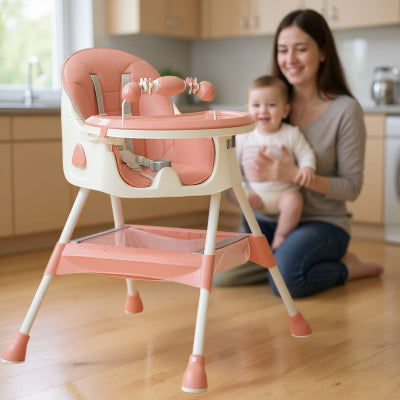 Coussin Allaitement pour Bébé sur chaise haute évolutive rose poudré, maman tenant son bébé dans une cuisine chaleureuse.