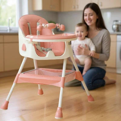 Coussin Allaitement pour Bébé sur chaise haute évolutive rose poudré, maman tenant son bébé dans une cuisine chaleureuse.