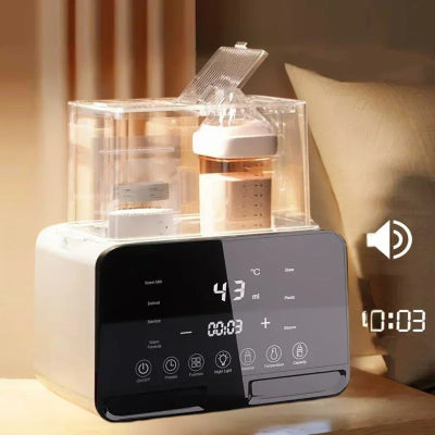 Chauffe biberon DuoWarm Elite™ avec affichage LED à 43°C, utilisé sur une table de chevet pendant la nuit pour préparer un biberon en silence.