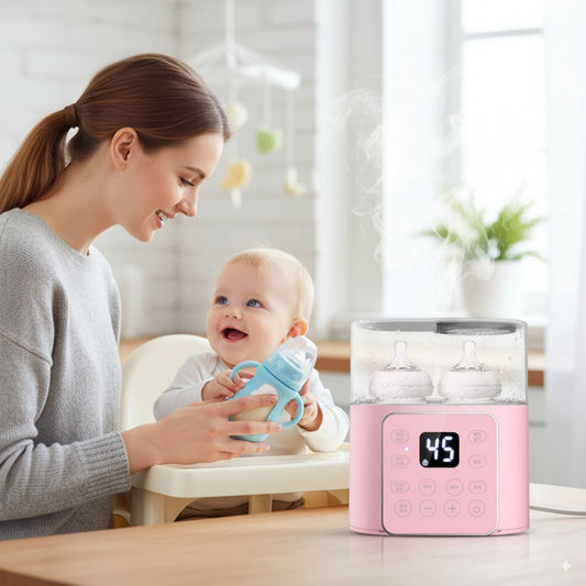 Maman donnant le biberon à son bébé assis sur une chaise haute avec un chauffe-biberon électrique rose multifonction affichant 45 degrés, stérilisant deux biberons sur la table de cuisine.