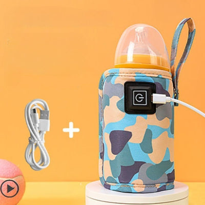chauffe biberon nomade en camouflage bleu et beige avec câble USB fourni, bouton de commande facile à utiliser, accessoire idéal pour les déplacements avec bébé