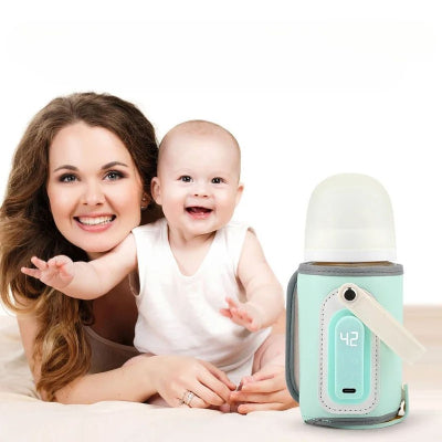Maman et bébé heureux utilisant un chauffe biberon nomade vert, parfait pour les jeunes parents en déplacement, réchauffement rapide et silencieux du lait.