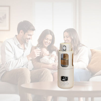 Famille réunie dans le salon avec un nouveau-né, utilisant le chauffe biberon sans fil CozyHeat™ sur la table basse pour préparer un biberon chaud.