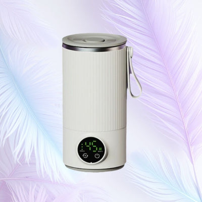 Chauffe biberon sans fil au design compact et élégant, avec écran digital intégré, facile à transporter dans un sac à langer.

