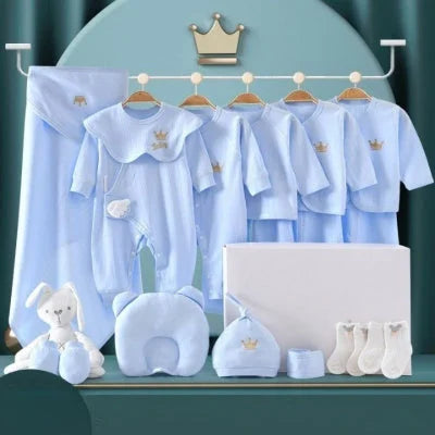 Coffret naissance bébé bleu ciel avec vêtements en coton, accessoires hypoallergéniques et peluche douce, parfait pour garçons ou coffret mixte.