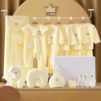 Coffret naissance bébé jaune pastel avec ensembles en coton doux, bonnet, chaussettes, oreiller ergonomique et peluche, idéal pour un cadeau de naissance chaleureux.