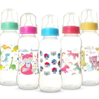 Cinq biberons pour bébé aux bouchons multicolores, ornés de motifs variés (dinosaures, renards, licornes, nounours) – choix de biberons originaux et joyeux.