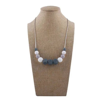 Collier d’allaitement avec perles pastel en silicone, design élégant et apaisant pour maman et bébé.
