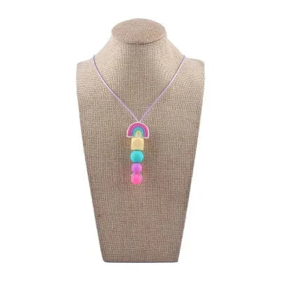 Collier d’allaitement aux couleurs vives arc-en-ciel présenté sur buste, bijou de maternité ludique et apaisant, parfait pour les moments de portage ou d’allaitement actif.

