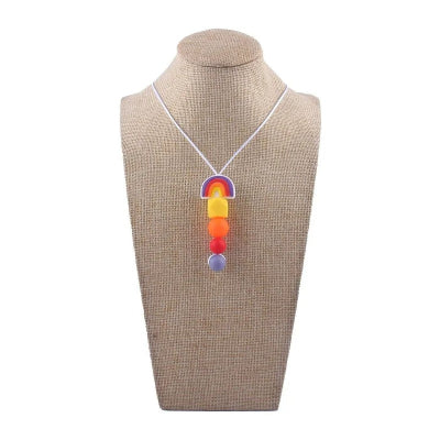 Collier d’allaitement en silicone orange et rouge avec perles texturées, bijou sensoriel idéal pour apaiser les gencives de bébé et canaliser son attention.


