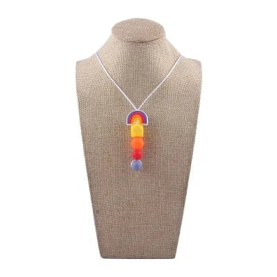 Collier d’allaitement en silicone orange et rouge avec perles texturées, bijou sensoriel idéal pour apaiser les gencives de bébé et canaliser son attention.



