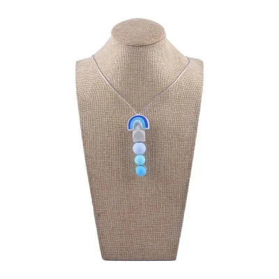 Collier d’allaitement bleu en silicone alimentaire présenté sur buste, favorise la motricité fine, la concentration de bébé et le soulagement naturel des dents.

