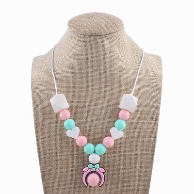  Collier d'allaitement pastel rose et vert avec pendentif animal à nœud, perles douces en silicone pour occuper bébé pendant la tétée.