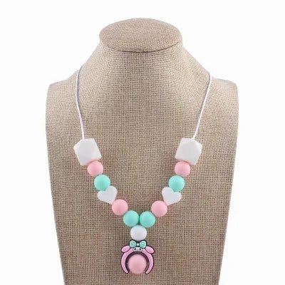  Collier d'allaitement pastel rose et vert avec pendentif animal à nœud, perles douces en silicone pour occuper bébé pendant la tétée.