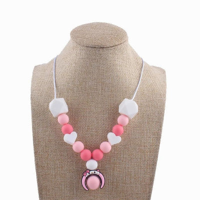  Collier d’allaitement rose Hello Kitty avec perles dégradées et cœurs blancs, accessoire ludique et apaisant pour les jeunes mamans.