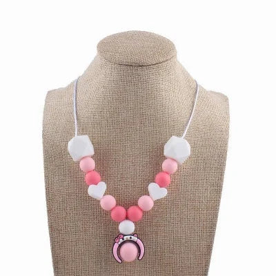 Collier d’allaitement rose Hello Kitty avec perles dégradées et cœurs blancs, accessoire ludique et apaisant pour les jeunes mamans.