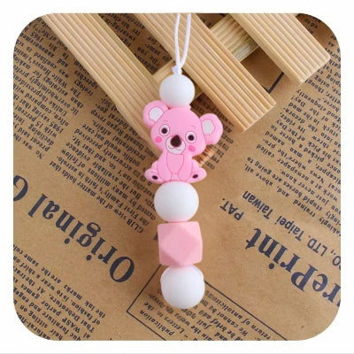 Collier d’allaitement rose pastel avec motif koala mignon, parfait pour les mamans stylées cherchant un bijou sûr et pratique pendant l’allaitement.