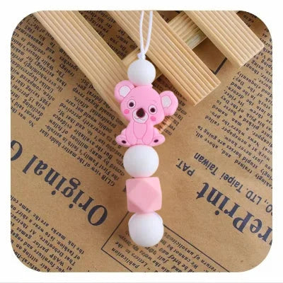 Collier d’allaitement rose pastel avec motif koala mignon, parfait pour les mamans stylées cherchant un bijou sûr et pratique pendant l’allaitement.