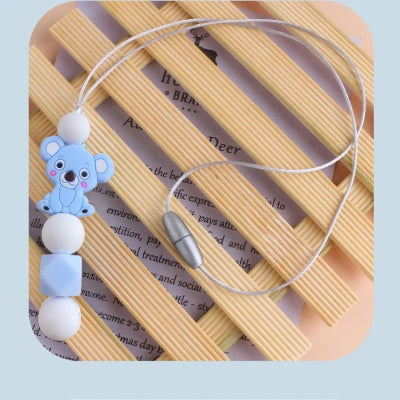 Collier d’allaitement en silicone souple avec système de fermeture magnétique sécurisée, pensé pour les mamans actives et les bébés curieux.