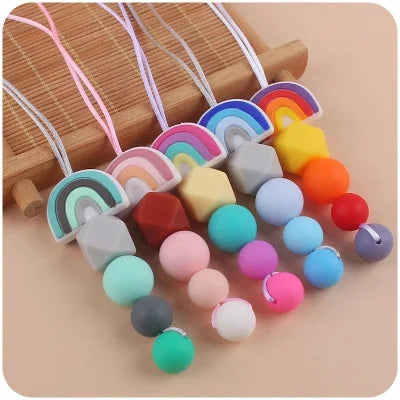 Lot de colliers d’allaitement multicolores en silicone alimentaire, chaque bijou maternité conçu pour éveiller les sens de bébé et accompagner le portage ou l’allaitement.

