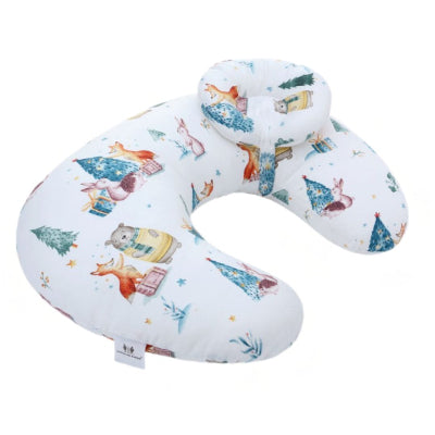 Coussin d’allaitement blanc avec imprimés animaux de la forêt, idéal pour maintenir bébé dans une position naturelle tout en soulageant le dos de la maman.

