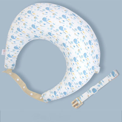 Coussin d’allaitement ergonomique motif baleines bleues avec ceinture réglable. Idéal pour maintenir une posture confortable pendant l’allaitement au sein ou au biberon.