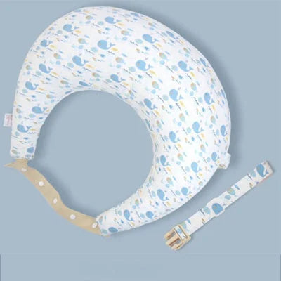 Coussin d’allaitement ergonomique motif baleines bleues avec ceinture réglable. Idéal pour maintenir une posture confortable pendant l’allaitement au sein ou au biberon.