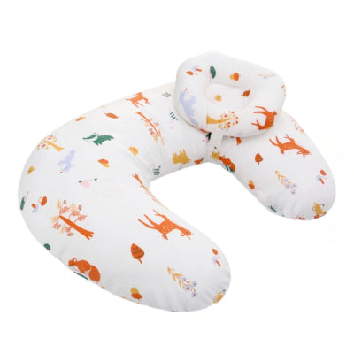 Coussin d’allaitement blanc avec imprimés animaux de la forêt, idéal pour maintenir bébé dans une position naturelle tout en soulageant le dos de la maman.

