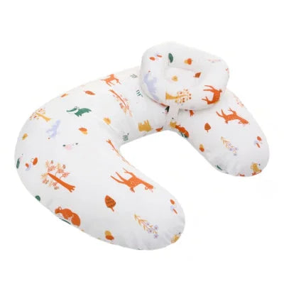 Coussin d’allaitement blanc avec imprimés animaux de la forêt, idéal pour maintenir bébé dans une position naturelle tout en soulageant le dos de la maman.

