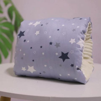 Coussin d’allaitement pour bras motif étoiles sur fond bleu, idéal pour soutenir bébé pendant la tétée et soulager la fatigue du bras.