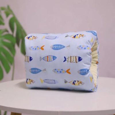 Coussin d’allaitement ergonomique pour le bras avec imprimé poissons multicolores, parfait pour un allaitement confortable à la maison ou en déplacement.